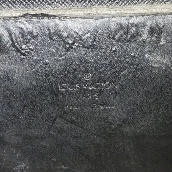 222280BO (L4) Louis Vuitton Crossbody Bag Black Taiga Leather - Picture 8 of 9